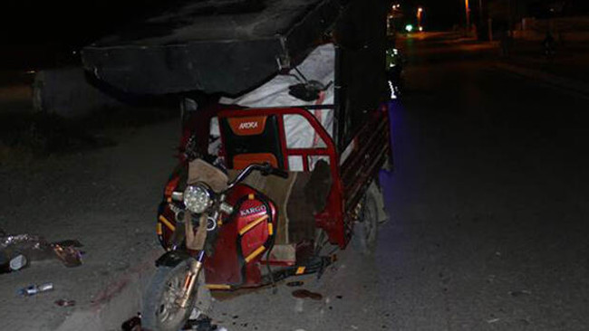 Otomobille 3 tekerlekli motosiklet çarpıştı: 1 yaralı