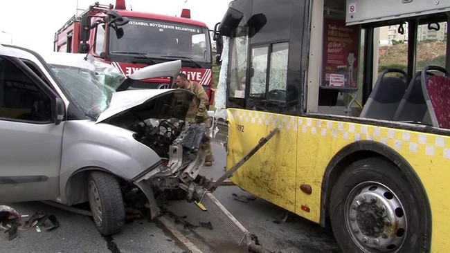 İETT otobüsü ile otomobil çarpıştı: 1 ölü, 1 yaralı