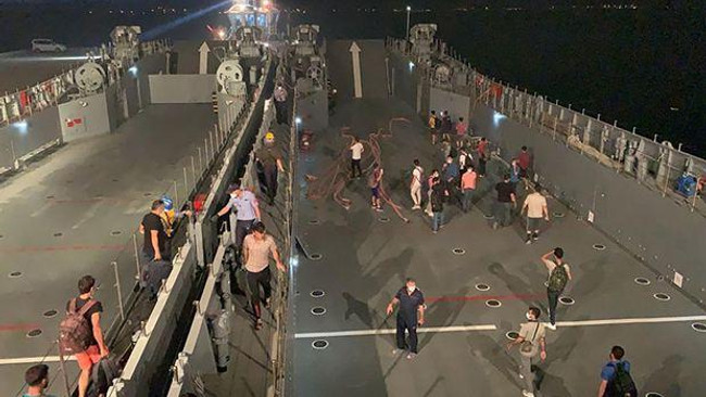 Milas’ta yangın bölgesindeki vatandaşlar Deniz Kuvvetleri Komutanlığı gemileriyle tahliye ediliyor