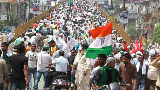Hindistan'da binlerce kişi sokağa döküldü