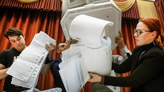 Putin'in partisi seçimi önde götürüyor... Ülke seçim hilesi tartışmalarıyla çalkalanıyor