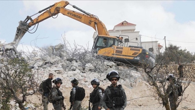 İsrail zulmü devam ediyor: Filistinlilere ait 2 ev yıkıldı