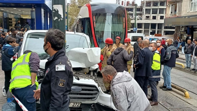 Zeytinburnu'nda tramvay ve panelvan çarpıştı
