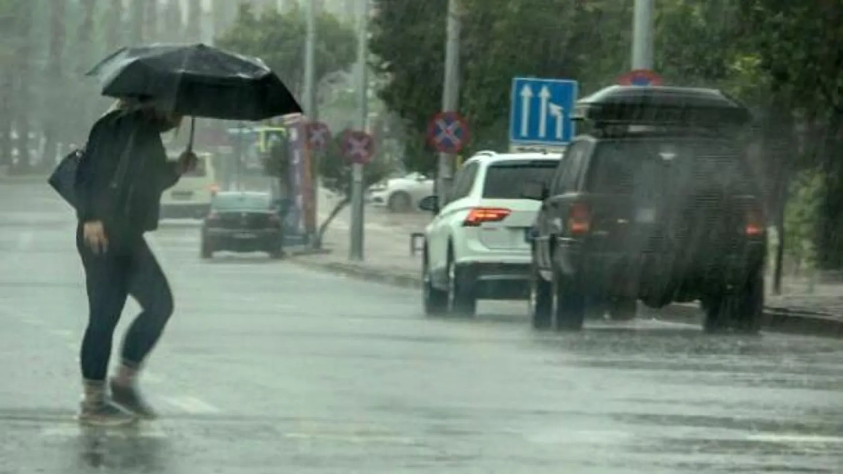Meteoroloji 'turuncu kod' ile uyarmıştı! Antalya'da yağış etkili oldu, çarşambaya kadar sürecek