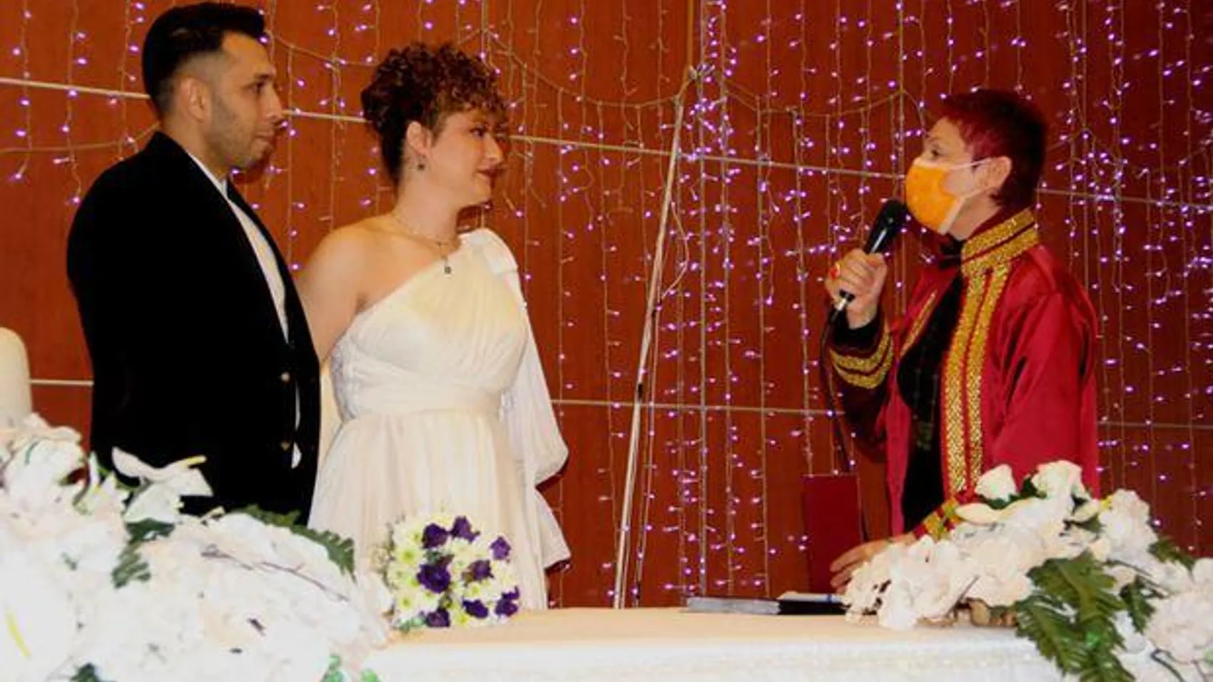 Nikah memuru fenomen oldu! Evlenen çiftlere tavsiyeleri 2 milyon kez izlendi