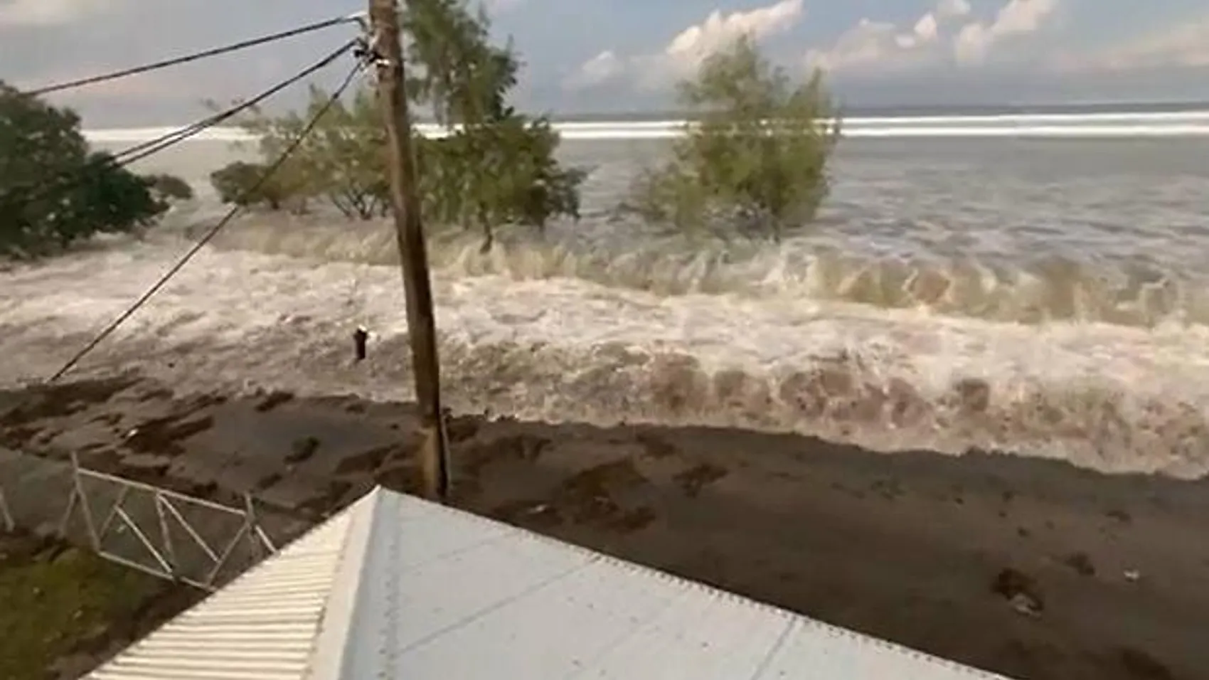 Dev volkan patlaması sonucu Tonga'ya tsunami dalgaları ulaştı