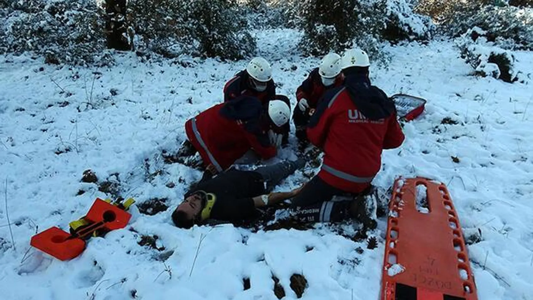 Ormanda karlı zeminde kayıp düşen üniversite öğrencisinin bacağı kırıldı