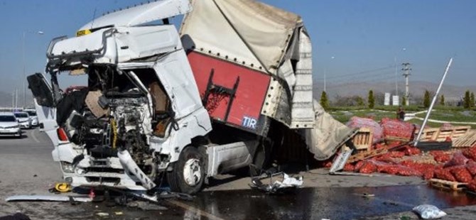 Konya'da otobüs ile TIR çarpıştı: 1 ölü, 24 yaralı