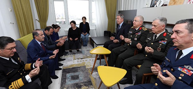 Bakan Akar ve komutanlardan şehit yüzbaşı Özdemir'in ailesine taziye ziyareti