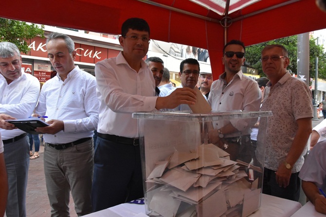 Nazilli Belediye Başkanı Kürşat Engin Özcan referandumda oy kullandı